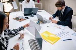 Equipe da Conplanner Soluções Contábeis em reunião